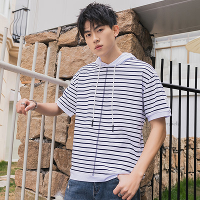 Lühikeste varrukatega kapuutsi ja lipsudega meeste T-särk