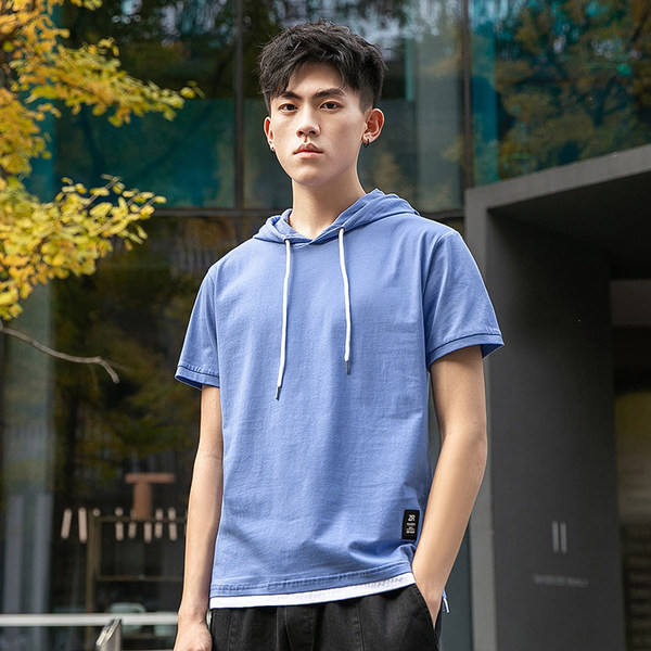 Lühikeste varrukatega kapuutsi ja lipsudega meeste T-särk