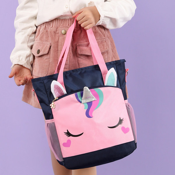 Κομψή παιδική τσάντα με κοντή και μακριά λαβή και τρισδιάστατα στοιχεία