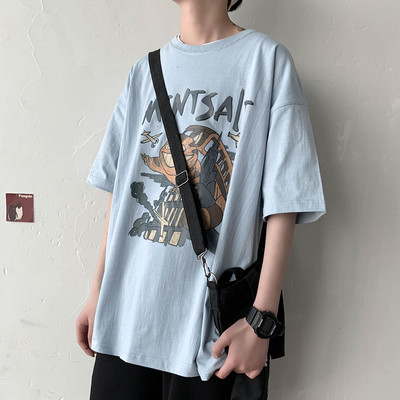 Aplikatsiooniga kaunistusega meeste T-särk - mitu mudelit