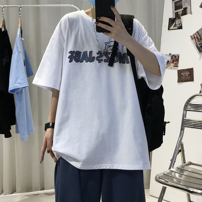 Aplikatsiooniga kaunistusega meeste T-särk - mitu mudelit