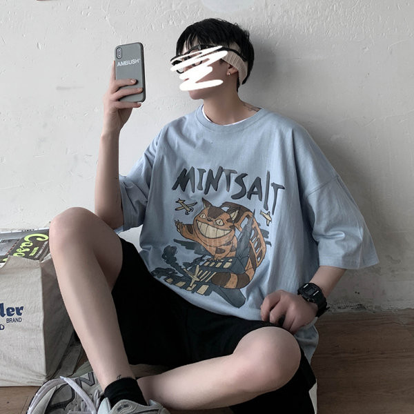 Aplikatsiooniga kaunistusega meeste T-särk - mitu mudelit