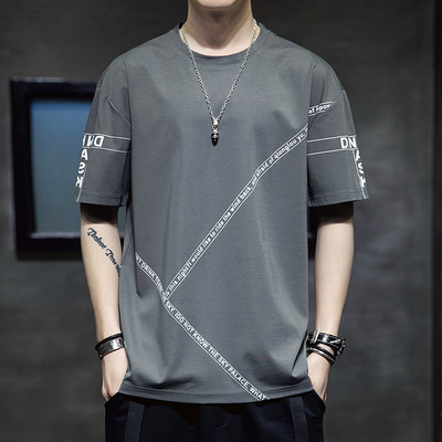 Vabaaja meeste lühikeste varrukate ja aplikatsiooniga T-särk – lai mudel