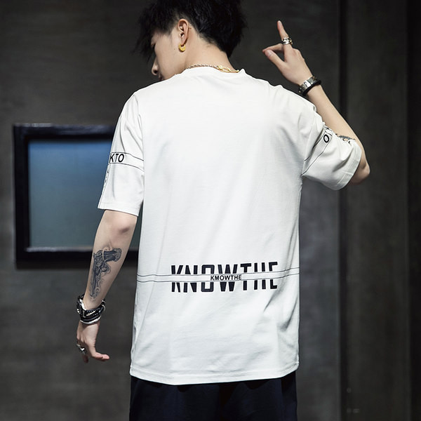 Vabaaja meeste lühikeste varrukate ja aplikatsiooniga T-särk – lai mudel