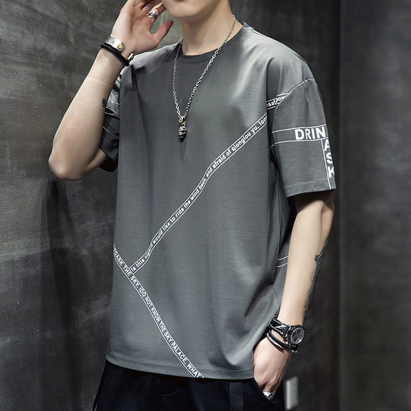 Vabaaja meeste lühikeste varrukate ja aplikatsiooniga T-särk – lai mudel