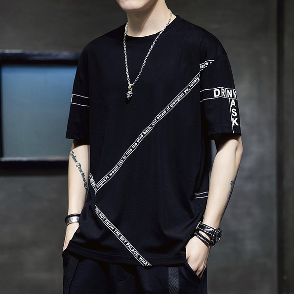 Vabaaja meeste lühikeste varrukate ja aplikatsiooniga T-särk – lai mudel