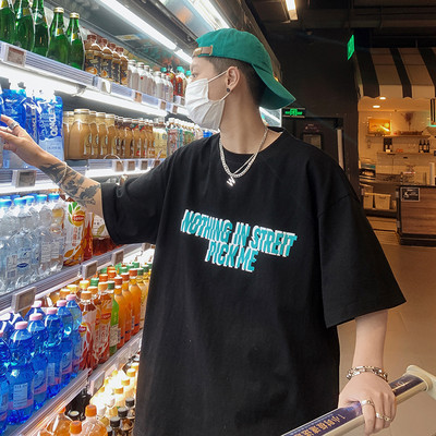 Tasuta mudel aplikatsiooniga meeste T-särk