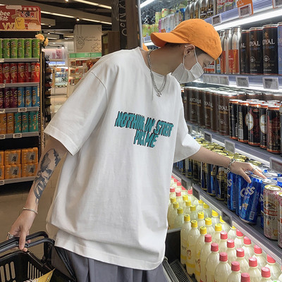 Tasuta mudel aplikatsiooniga meeste T-särk