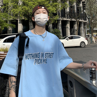 Tasuta mudel aplikatsiooniga meeste T-särk