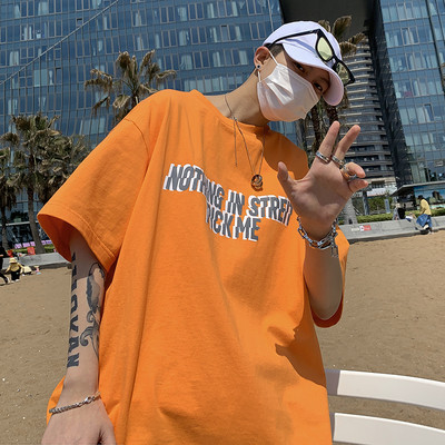 Tasuta mudel aplikatsiooniga meeste T-särk