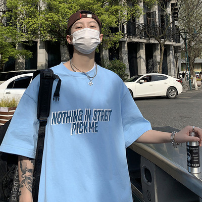 Tasuta mudel aplikatsiooniga meeste T-särk