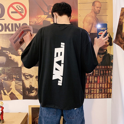 Suvine lai trükiga t-särk seljal