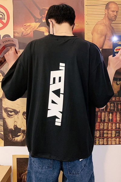 Suvine lai trükiga t-särk seljal