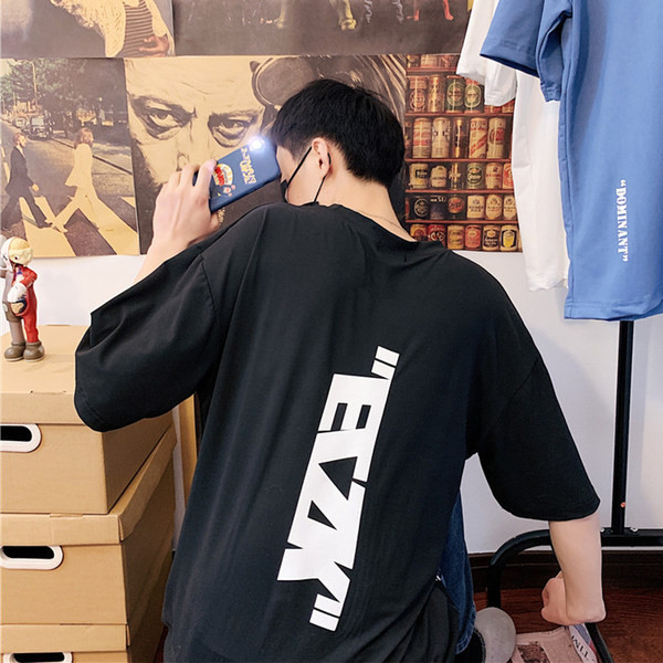 Suvine lai trükiga t-särk seljal