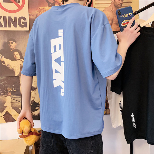 Suvine lai trükiga t-särk seljal