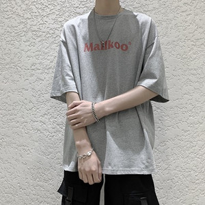 Φαρδύ μοντέλο μπλουζάκι με επιγραφή και οβάλ λαιμόκοψη