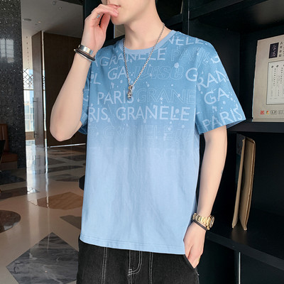 Lühikeste varrukate ja aplikatsioonidega meeste T-särk