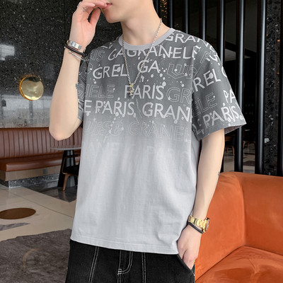 Lühikeste varrukate ja aplikatsioonidega meeste T-särk