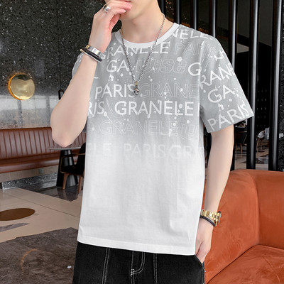 Lühikeste varrukate ja aplikatsioonidega meeste T-särk