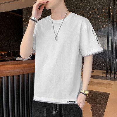 Lühikeste varrukate ja aplikatsioonidega meeste T-särk