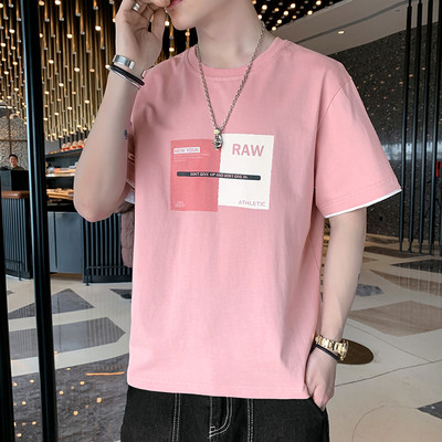 Lühikeste varrukate ja aplikatsioonidega meeste T-särk