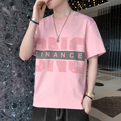 Lühikeste varrukate ja aplikatsioonidega meeste T-särk