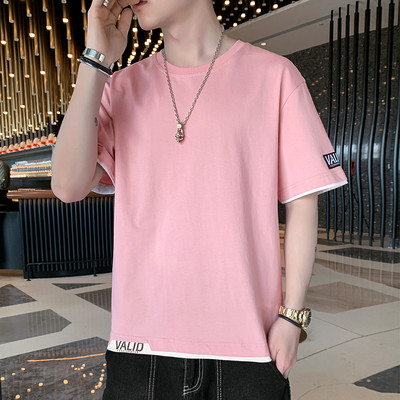 Lühikeste varrukate ja aplikatsioonidega meeste T-särk