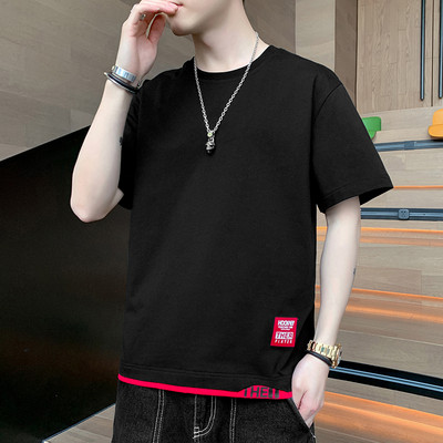 Lühikeste varrukate ja aplikatsioonidega meeste T-särk