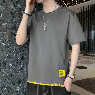 Lühikeste varrukate ja aplikatsioonidega meeste T-särk