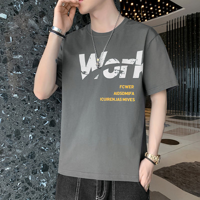 Lühikeste varrukate ja aplikatsioonidega meeste T-särk