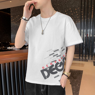 Lühikeste varrukate ja aplikatsioonidega meeste T-särk