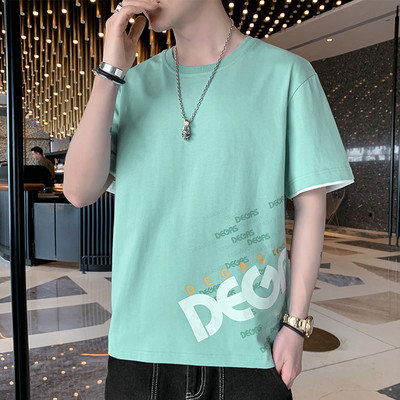 Lühikeste varrukate ja aplikatsioonidega meeste T-särk