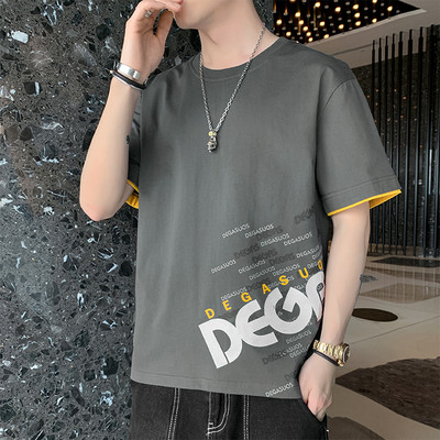 Lühikeste varrukate ja aplikatsioonidega meeste T-särk