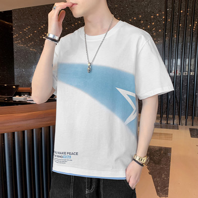 Lühikeste varrukate ja aplikatsioonidega meeste T-särk