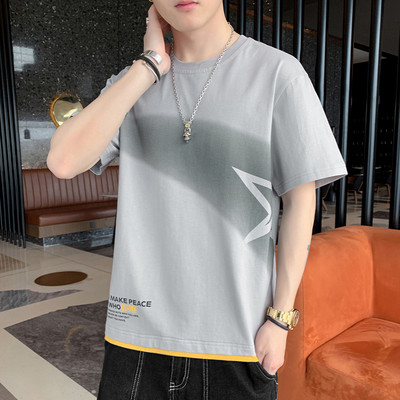 Lühikeste varrukate ja aplikatsioonidega meeste T-särk