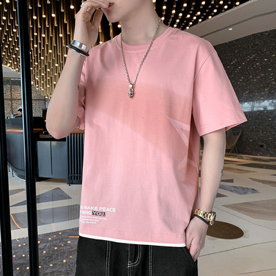 Lühikeste varrukate ja aplikatsioonidega meeste T-särk