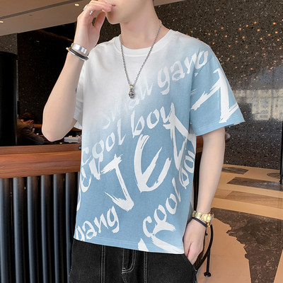 Lühikeste varrukate ja aplikatsioonidega meeste T-särk