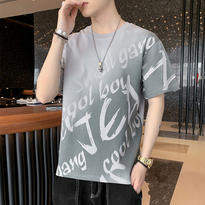 Lühikeste varrukate ja aplikatsioonidega meeste T-särk