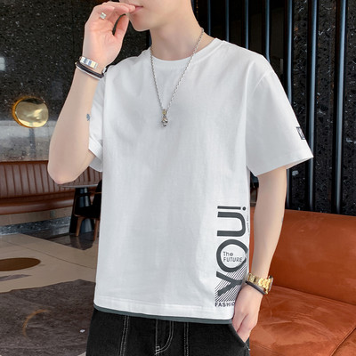 Lühikeste varrukate ja aplikatsioonidega meeste T-särk