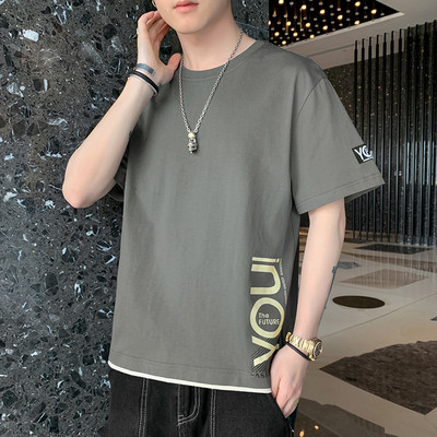 Lühikeste varrukate ja aplikatsioonidega meeste T-särk