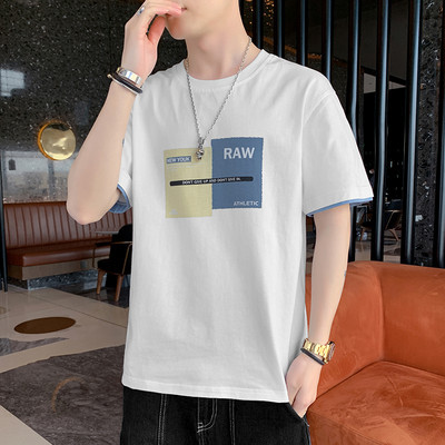 Lühikeste varrukate ja aplikatsioonidega meeste T-särk