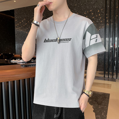 Lühikeste varrukate ja aplikatsioonidega meeste T-särk