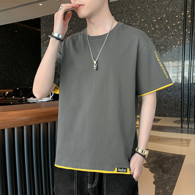 Lühikeste varrukate ja aplikatsioonidega meeste T-särk