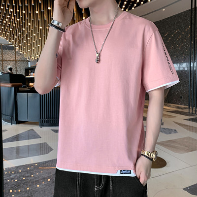 Lühikeste varrukate ja aplikatsioonidega meeste T-särk