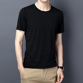 Ühevärviline ümara kaelusega ja lühikeste varrukatega meeste T-särk