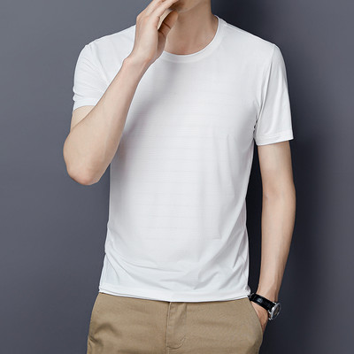 Ühevärviline ümara kaelusega ja lühikeste varrukatega meeste T-särk