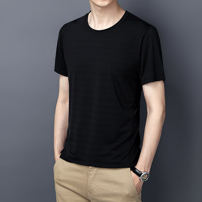 Ühevärviline ümara kaelusega ja lühikeste varrukatega meeste T-särk