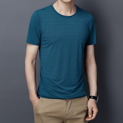 Ühevärviline ümara kaelusega ja lühikeste varrukatega meeste T-särk