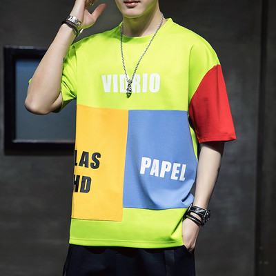 Värviline meeste T-särk ovaalse kaelusega ja kirjadega