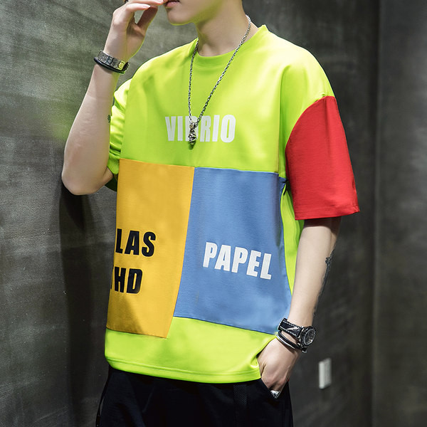 Värviline meeste T-särk ovaalse kaelusega ja kirjadega